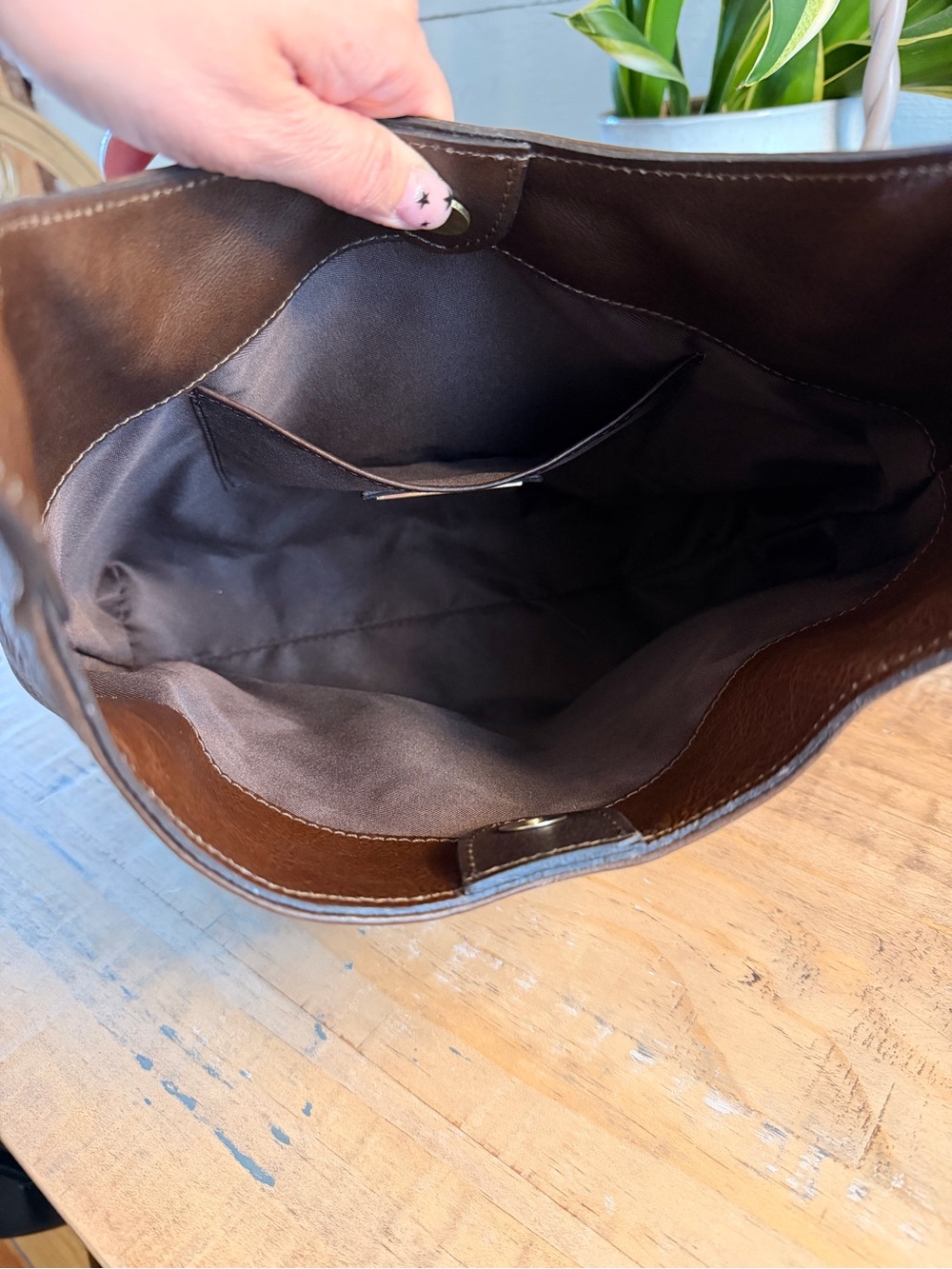 Classic Brown Leather Shoulder Bag - Picture 3 of 3